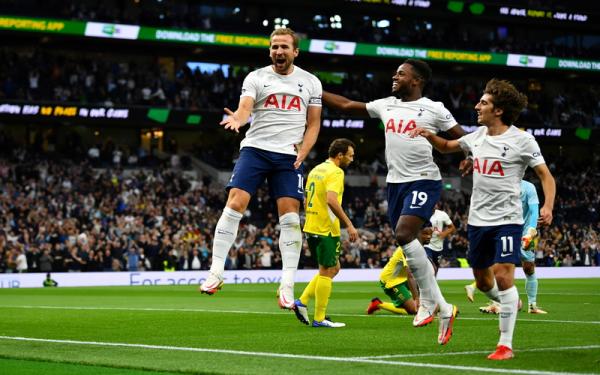 Striker Tottenham, Harry Kane, merayakan golnya ke gawang Pacos de Ferreira dalam laga playoff Liga Konferensi di Stadion Tottenham Hotspur, Jumat (27/8/2021). (Foto: REUTERS/Dylan Martinez)