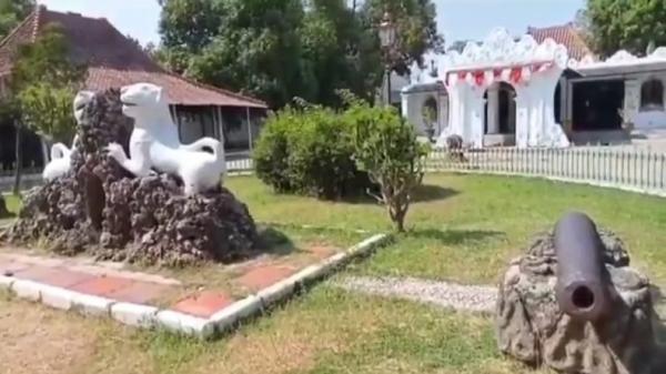 KERATON KASEPUHAN CIREBON Dua macan putih di Keraton Kasepuhan Cirebon. (Foto: iNews/Miftahudin)