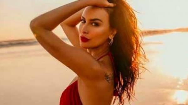 Unggahan shopia Sophia Latjuba unggah foto berpose seksi mengenakan dress merah di pantai. (Foto: Instagram)