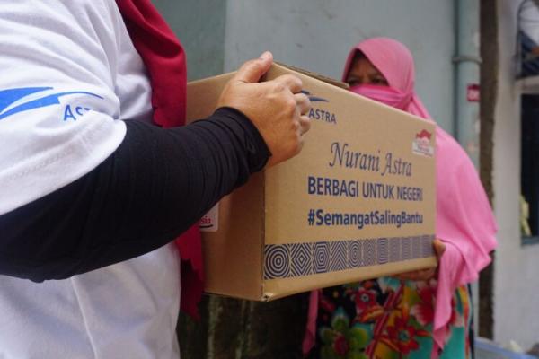 Nurani Astra 2 Penyerahan bantuan paket bahan pokok kepada warga kurang mampu yang terdampak pandemi di Kampung Berseri Astra (KBA) Rawajati, Jakarta Selatan, DKI Jakarta. (Foto: dok Astra)