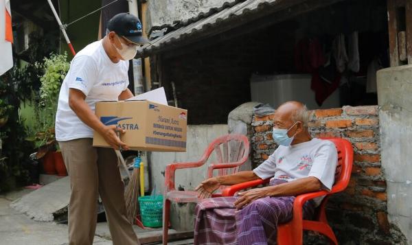 Nurani Astra 3 Penyerahan bantuan paket bahan pokok kepada warga kurang mampu yang terdampak pandemi di Kampung Berseri Astra (KBA) Telaga Murni, Bekasi, Jawa Barat. (Foto: dok Astra)