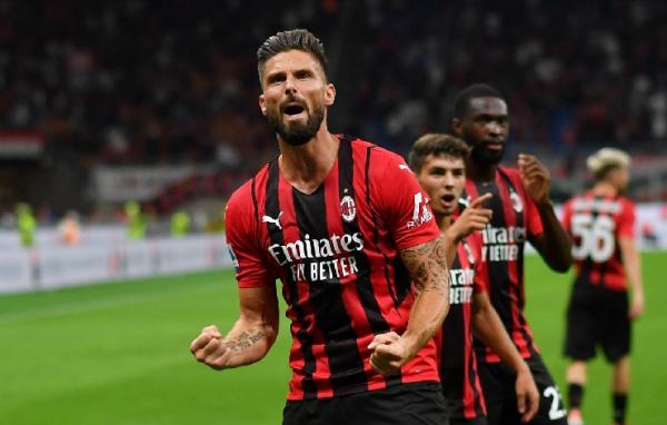 AC Milan menang telak 4-1 atas Cagliari di lanjutan Liga Italia 2021/2022. Olivier Giroud tampil sebagai bintang kemenangan Rossoneri. (foto: REUTERS/Daniele Mascolo)