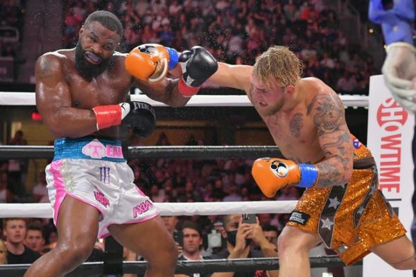 Youtuber Amerika Serikat Jake Paul berhasil mengalahkan mantan jawara kelas welter UFC, Tyron Woodley di duel tinju. Jake Paul menang dengan split decision. (foto: USA Today)