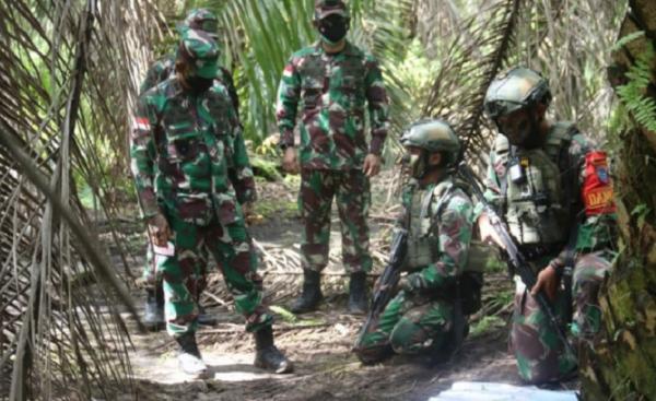 Pangdam XII Tanjungpura Mayjen Muhammad Nur Rahmad meninjau latihan perang Batalyon Infanteri (Yonif) Raider 641/Beruang. (Foto: Pendam XII Tanjungpura)