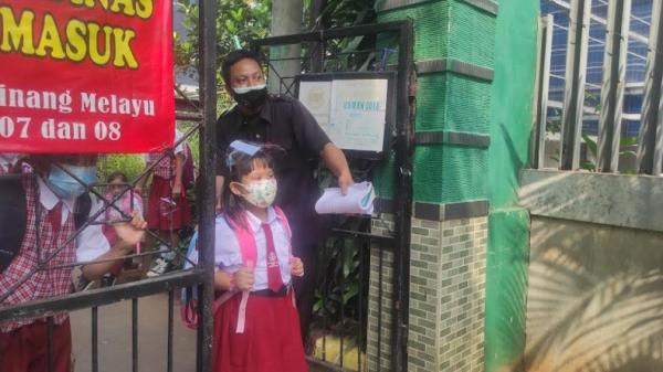 Siswa Sdn Cipinang 2 Refi Siswi Sekolah Dasar Negeri (SDN) Cipinang Melayu 08, Jakarta Timur mengikuti pembelajaran tatap muka (TPM), Senin (30/8/2021). (Foto: Refi Sandi).