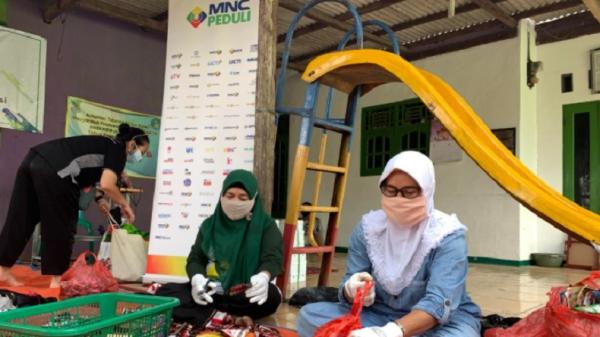 Mnc Peduli Bekasi 2 Dul Ibu-ibu PKK di Kelurahan Sumur Batu, Kecamatan Bantar Gebang, Kota Bekasi mengolah sampah plastik menjadi produk bernilai ekonomis. (Foto: Dok. MNC Peduli).