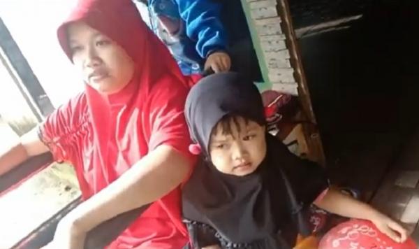 Bocah Mempawah2 Dwinta dan Chika di rumahnya, Mempawah, Kalimantan Barat (Foto: iNews/Uun Yuniar)