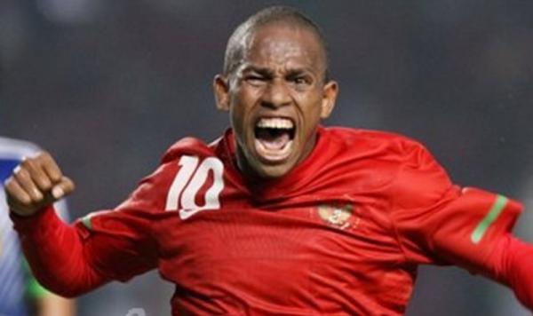 Okto Maniani 1 Okto Maniani terkenal sebagai pesepak bola lincah yang pernah mendapat julukan Ryan Giggs Indonesia. Begini kariernya sekarang.( Foto: Okezone)