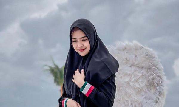 Ria Ricis Youtuber Artis Berhijab Tercantik di Indonesia. (Foto: Instagram)