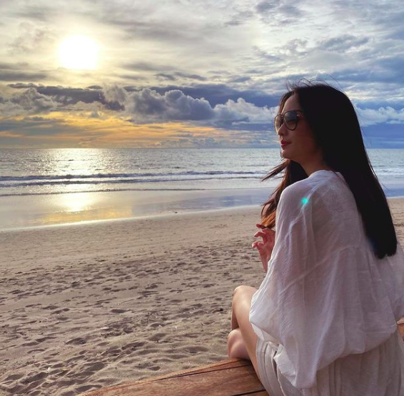 Potret cantik Ririn Dwi Ariyanti mengenakan busana serba Putih. (Foto: Instagram)