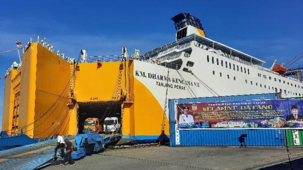 Bus untuk operasional PON XX diturunkan dari kapal Bus untuk operasional PON XX diturunkan dari kapal. (Foto: Antara).