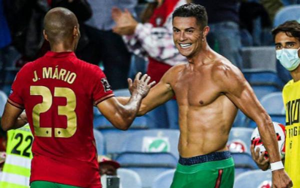 Cristiano Ronaldo melewati rekor legenda Iran Ali Daei sebagai pencetak gol terbanyak di level timnas. Setelahnya dia dan kawan-kawan selebrasi bareng steward. (Foto: Twitter/ESPN FC)