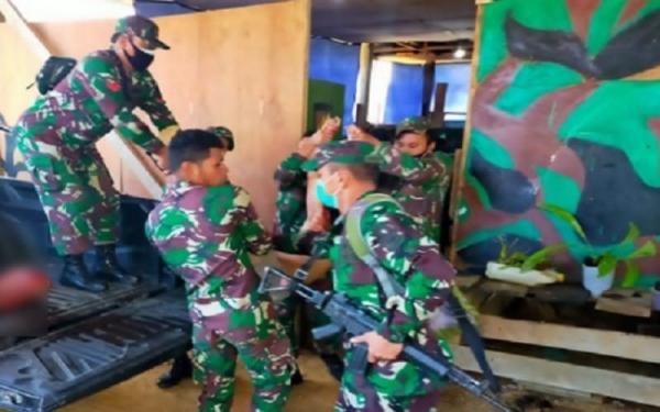 Evakuasi anggota TNI di Posramil Kisor yang gugur diserang KKB Papua. (Foto: Antara)