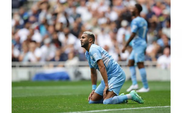Riyad Mahrez, winger Man City Winger Manchester City, Riyad Mahrez tampak kecewa tembakannya jauh dari sasaran ketika melawan Tottenham Hotspur dalam laga Liga Inggris di Stadion Tottenham Hotspur, Minggu (15/8/2021). (Foto: REUTERS/David Klein)
