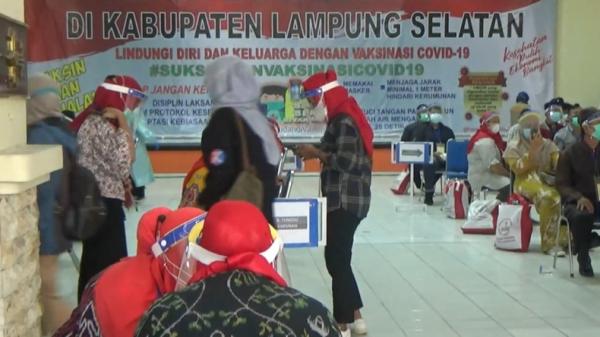 Vaksinasi Covid Lampung Selatan Vaksinasi Covid-19 di Lampung Selatan (Ruslan AS/MNC Portal)