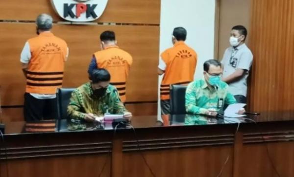 Bengkalis Direktur Penindakan KPK Karyoto menyampaikan penahanan tiga tersangka kasus proyek jalan di Bengkalis (Foto: Ari Dwi Satrio)