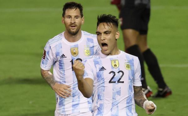 Argentina Striker Timnas Argentina Lautaro Martinez meryakan gol ke gawang Venezuela pada kualifikasi Piala Dunia 2022 Zona Amerika Selatan di Stadion Olympico, Caracas, Jumat (3/9/2021) pagi WIB. (Foto: REUTERS/Miguel Gutierrez)