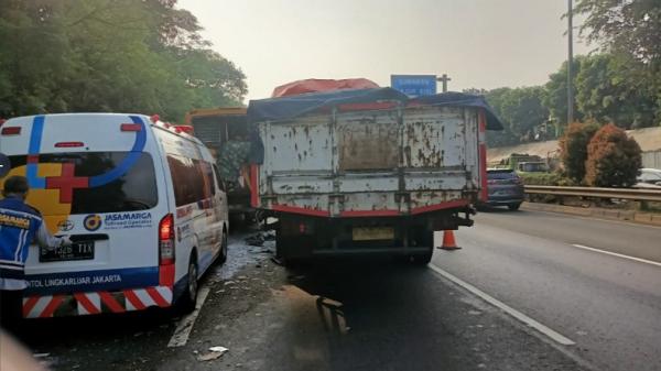 Kecelakaan Cikunir 2 Tmc Kecelakaan beruntun di ruas Tol Jor KM.35.200 arah Cikunir melibatkan mobil derek, bus Lantra Jaya dan truk tronton, Jumat (3/9/2021). (Foto: TMC Polda Metro Jaya).