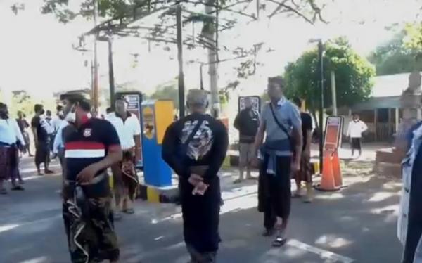 Ricuh parkir denpasar2 Ratusan warga Desa Serangan, Denpasar menolak portal parkir di desa mereka, Kamis (2/9/2021). (Foto: iNews/Indira Arri)