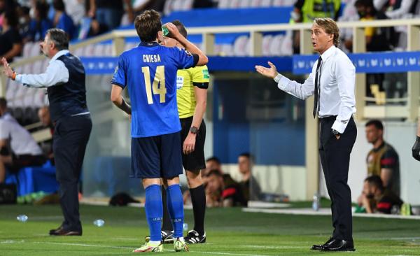 Roberto Mancini Pelatih Italia Roberto Mancini memberikan arahan ke Federico Chiesa saat melawan Bulgaria pada matchday keempat Grup C Kualifikasi Piala Dunia 2022 Zona Eropa. (Foto: REUTERS/Jennifer Lorenzini)