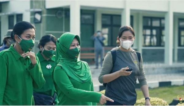 Serda Intan 2 Ajudan atau ADC Ibu Pangdam II/Sriwijaya Serda (K) Intan Indah Lestari mengawal Ketua Persit KCK Pangdam II Sriwijaya, Shinta Agus Suhardi. (Foto akun Youtube TNI AD).