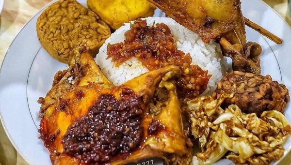 Ayam Bahagia Hj Sunarti Ayam Bahagi Hj Sunarti (Foto: Instagram/Ayam Bahagia Hj.Sunarti/bemp777)