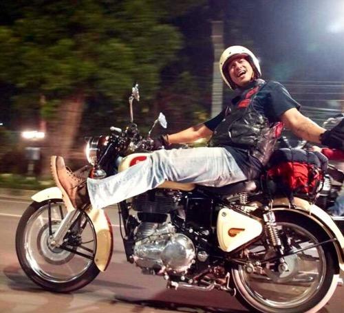Bucek Deep bersama sepeda motor kesayangannya.