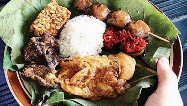 Nasi Jamblang Ibu Nur1 Nasi Jamblang khas Cirebon. (Foto: ist)