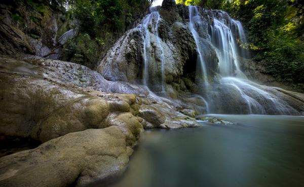 pantai pelang Air terjun di bibir Pantai Pelang Trenggalek menjadi daya tarik wisatwan. (vitittrenggelak.)