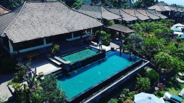 Rinjani Lounge, tempat makan di Lombok Barat yang menyuguhkan pemandangan Gunung Rinjani. (Foto: Instagram/@firdaus.mohd.din)