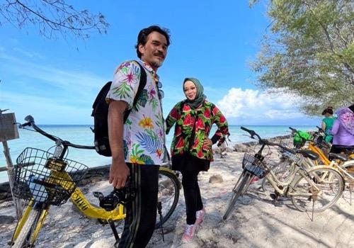 Tedy Syach saat bersama almarhum istrinya, Rina Gunawan.