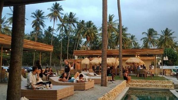 Verve Beach Club & Restaurant, tempat makan yang memiliki konsep gazebo atau saung untuk menikmati kelezatan kuliner khas Lombok. (Foto: Verve Beach Club)