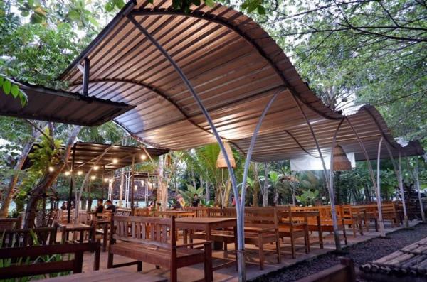 Gebleg Pari Gebleg Pari jadi tempat bersantai dengan hamparan persawahan sambil menikmati matahari tenggelam. (Foto: doc/Gebleg pari)