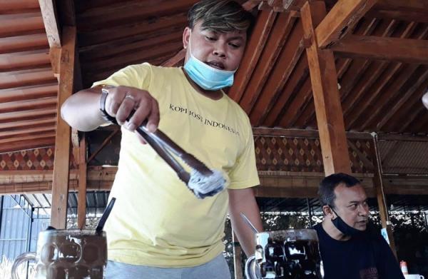 Kopi Ampirono Kopi Ampirono memiliki menu andalan kopi joss dengan bara arang dicelupkan ke dalam cangkir. (Foto: iNews.id/Kuntadi)
