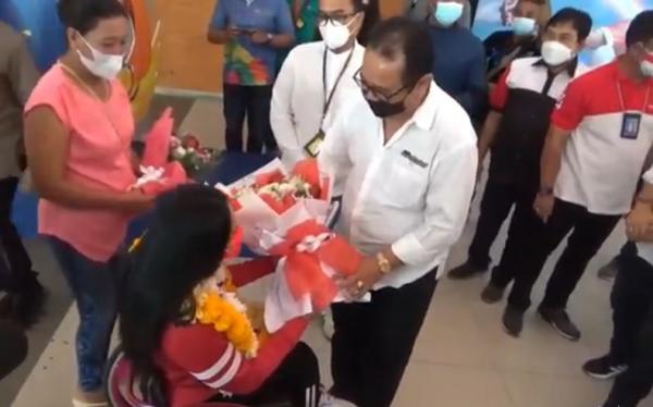 Ni Nengah Bali-2 Ni Nengah Widiasih disambut kalungan bunga setibanya di Bali. (Foto: iNews/Aris Wiyanto)
