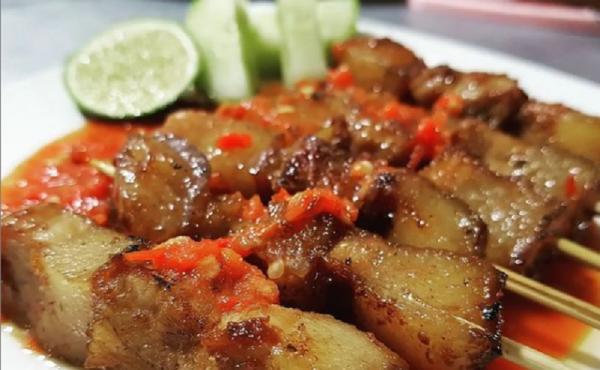 Sate Plecing kuliner khas Bali yang menggunakan daging babi. (Foto: Sate Plecing Siobak Singaraja) (Foto: Sate Plecing Siobak Singaraja)