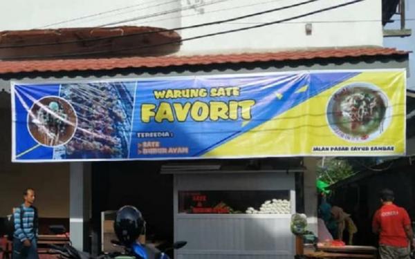 Warung Sate Favorit Warung Sate Favorit di Pasar Sayur Sambas. (Foto: Instagram @satesambas01)