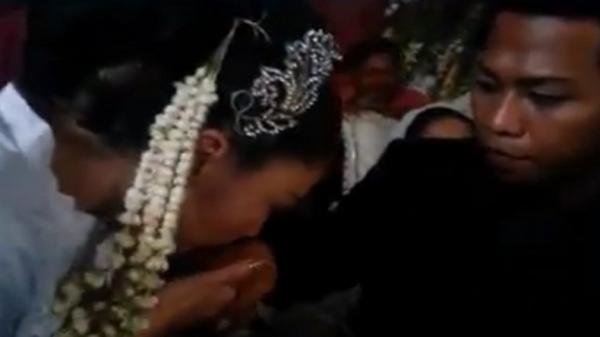 JAWA VS JEPANG1 Pengantin wanita asal Jepang, Yuriko Akagawa mencium tangan suaminya Maufur seusai akad nikah dinyatakan sah. (Foto: tangkapan layar)