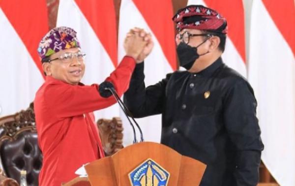 Koster Cok ace Gubernur Bali Wayan Koster dan Wakil Gubernur Tjokorda Oka Artha Ardhana memakai Udeng. (Foto: Pemprov Bali)