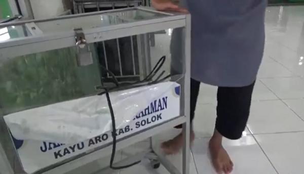 kotak amal solok Kotak amal Masjid Raya Ikhlas Arahman dipecah dan dikuras isinya. (Foto: iNews/Budi Sunandar)