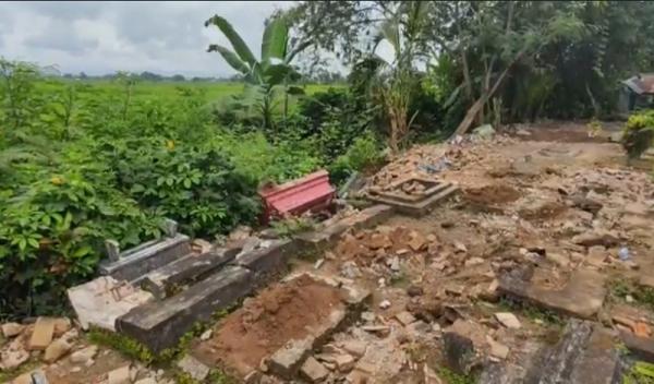 Puluhan Makam di Banyuwangi Hancur Dirusak Orang Tak Dikenal 