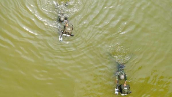 Batalyon Zeni 2 Marinir (Yonzeni 2 Mar) melaksanakan uji coba renang daya apung dengan alat improvisasi beberapa botol air mineral di kolam Tank Kesatrian Soetedi Senaputra Karangpilang, Surabaya, Kamis (2/9/2021). (Foto: Dok. TNI AL).