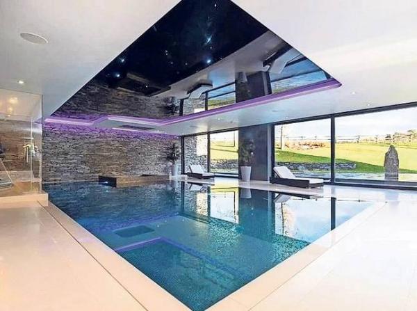 Kolam renang di dalam rumah mewah Cristiano Ronaldo (foto: Sportbible)