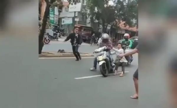 debt collector dihajar massa Warga mengejar debt collector yang mengambil paksa motor ojol di Kebon Jeruk, Jakarta Barat. (Foto: Instagram @updateinfojakarta)