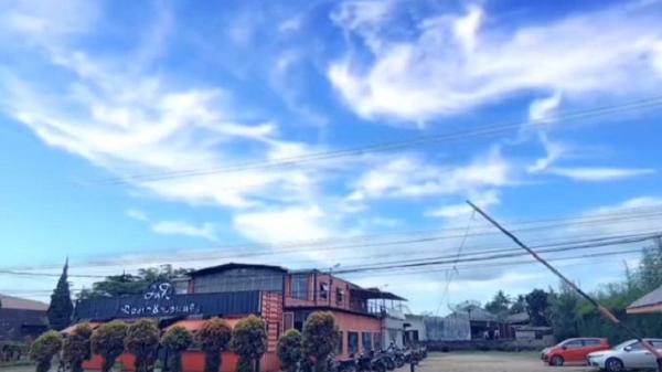JNR Caf&eacute; & Lounge menjadi salah satu tempat nongkrong yang paling banyak dikunjungi dengan lahan luas dan kerap jadi lokasi acara gathering. (Foto: Youtube)
