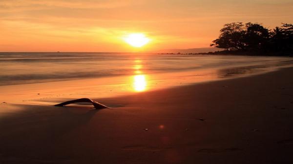 PANTAI PELABUHAN RATU Pantai Pelabuhan Ratu di Kabupaten Sukabumi. (Foto: Istimewa)