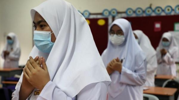 Ptm Malaysia Sejumlah tetangga dan polisi mendatangi rumah dua anak yang diracuni ayahnya di Kampung Karajan, Desa Citalang, Kecamatan Tegalwaru, Kabupaten Purwakarta. (Foto: iNews.id/Didin Jalaludin)