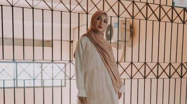 08 Chacha Frederica Artis yang Ogah Pamer Wajah Anak di Media Sosial. (foto: Instagram)
