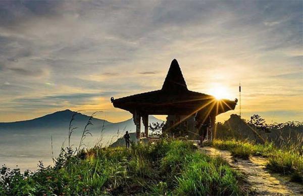 Puncak Suroloyo Keindahan Puncak Suroloyo yang menjadi lokasi tertinggi di Kulonprogo. (Foto: Dinpar Kulonprogo)