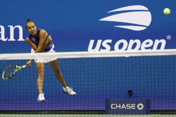 Petenis berusia 19 tahun, Leylah Annie Fernandez membuat kejutan dengan lolos ke semifinal Amerika Serikat Terbuka 2021. Dia mengalahkan petenis unggulan. (foto: REUTERS)